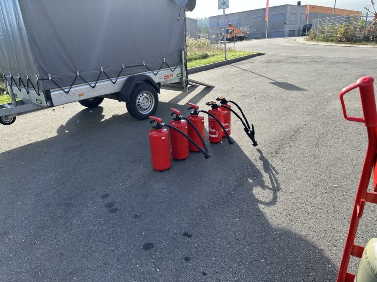 Sicherheit am Arbeitsplatz: Unsere Feuerlöschübung für Mitarbeiter